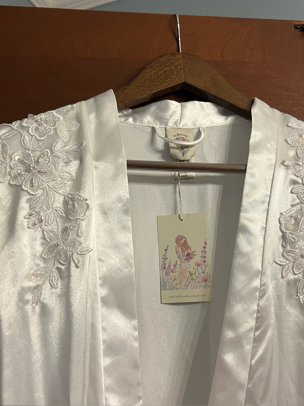 Lily Bloom Ivory Satin Robe with Floral Lace Shoulders - Picture 4 of 11